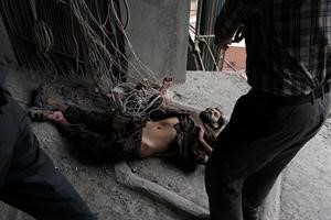جثة احد منفذي الهجوم على السفارة الاميركية 	افپ﻿