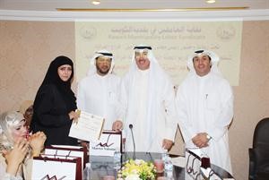تكريم احدى المشاركات في الاستعدادات 