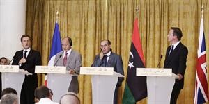 الرئيس الفرنسي ساركوزي ورئيس الانتقالي مصطفى عبدالجليل ومحمود جبريل ورئيس الوزراء البريطاني كاميرون في مؤتمر صحافي مشترك في طرابلس امس 