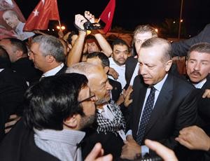 زعيم النهضة الاسلامي راشد الغنوشي في استقبال رئيس الوزراء التركي رجب طيب اردوغان في تونس مساء امس الاول ﻿