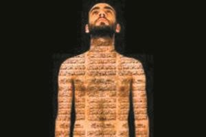 الفنان يقول انه يرصد بعمله علاقة الدين بالجسد
