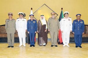الشيخ احمد الخالد والشيخ خالد الجراح مستقبلين السفير البحريني بحضور عدد من القادة المكرمين﻿