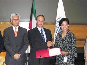 السفير الشيخ سالم العبدالله يتبادل الاتفاق مع اندرواتي﻿