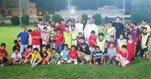 فريقا الناشئين مع مسؤولي مركز شباب الدعية
