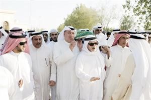 المرحوم علي شعبان محمولا على اكتاف ذويه ومحبيه ليوارى الثرى﻿