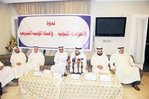 محمد المطير ودجمعان الحربش وعبداللطيف العميري ومشاري العميري واحمد باقر ومحمد الكندري خلال الندوة 	متين غوزال﻿