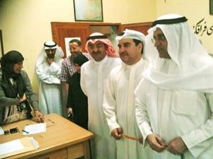 الوزير المليفي اثناء تفقده كنترول القسم الادبي ويبدو محمد الكندري وعادل الراشد﻿