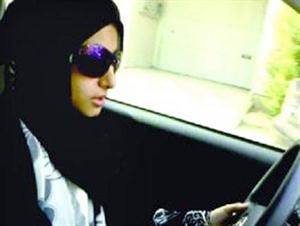 فتاة سعودية تقود سيارتها 