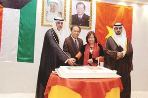 مسالم الاذينة والسفير الفيتنامي وحرمه يشاركون في قطع كيكة الاحتفال قاسم باشا
