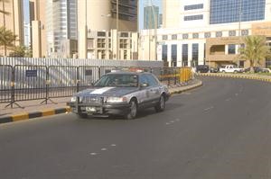 دورية تجول في ساحة الصفاة بعد ان سورتها الداخلية بسياج حديدي امام التجمعات الشبابية المزمع تنظيمهامحمد ماهر