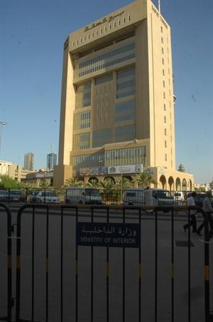 الحواجز اغلقت الطرق الجانبية والفرعية في محيط الصفاة