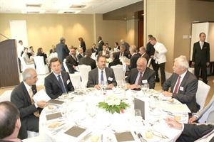 جانب من المباحثات بين اعضاء الوفد مع اعضاء غرفة التجارة العربيةالسويسرية﻿