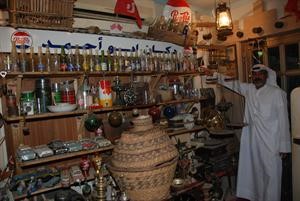 البخيت امام بعض مقتنيات متحفه﻿