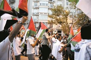 مشجعون اتراك تظاهروا قبل مباراة بشكتاش وماكابي ورفعوا اعلام فلسطين افپ