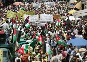  تظاهرات أردنية تطالب بإصلاح حقيقي في جمعة «الشعب مصدر السلطات» و«الإخوان» يعتبرون  إقالة البخيت ليست كافية