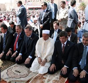 اردوغان واغلو وعبدالجليل يصلون الجمعة في ساحة الشهداء بطرابلس افپ