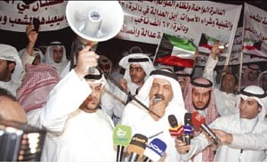 جانب من تجمع قوى شباب 16 سبتمبر في ساحة البلدية امس كرم ذياب