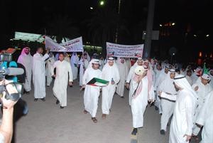 المتجمهرون يسيرون باتجاه ساحة الصفاة قبل اعتراضهم من قوات الامن كرم ذياب
