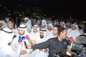 مبارك الوعلان متحدثا لوسائل الاعلام بعد مشاركته في التجمهر
