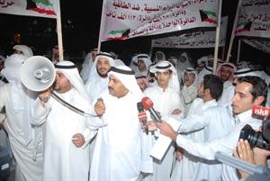  ومعتصم اخر يعبر عن رايه من خلال الميكرفون
