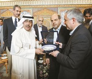 محافظ اصفهان يقدم هدية تذكارية الى منسق زيارة الوفد الصحافي الزميل عدنان الراشد﻿