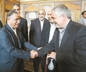علي اصفهاني مصافحا مدير مكتب كونا في طهران الزميل محمد السندي﻿