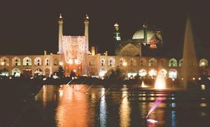 مدينة اصفهان تبدو متلالئة خلال الليل﻿