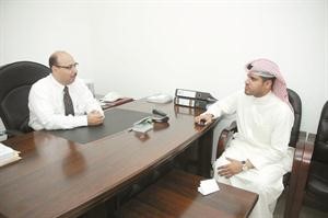 دمحمد العازمي متحدثا للزميل عبد الكريم العبد الله