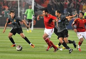 محمد ابوتريكة ينطلق بالكرة بين لاعبي الترجي﻿