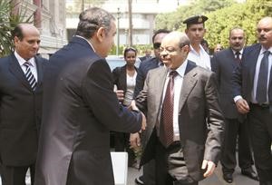 رئيس الوزراء المصري دعصام شرف مستقبلا نظيره الاثيوبي ميلس زيناوي امس اپ