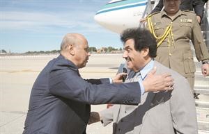 سمو الشيخ ناصر المحمد لدى وصوله الى نيويورك وفي استقباله احمد فهد الفهد