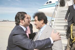 الشيخ خالد العبدالله في استقبال رئيس الوزراء
