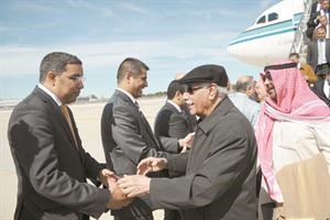 المستشار عبدالرحمن العتيقي والشيخ دمحمد الصباح يصافحان مستقبليهما