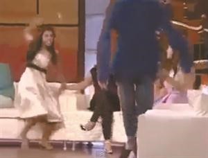 مذيعة هندية تضرب ضيفها بالحذاء على الهواء!