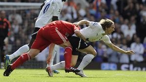 لاعب ليفربول تشارلي ادم يحاول اعاقة نجم توتنهام لوكا مودريتش من الوصول الى الكرة اپ