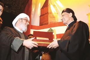 الوكيل الشرعي لخامنئي الشيخ محمد يزبك يسلم البطريرك بشارة الراعي هدية تذكارية	محمود الطويل﻿