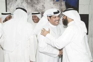 فرز المطيري يتلقى التهنئة من رئيس اللجنة السابق معبدالله العنزي سعود سالم
