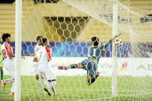 المهاجم الاماراتي راشد احمد لحظة تسجيله الهدف الاول في مرمى باكستان﻿