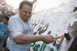 صورة ارشيفية لهدم الجدار امام السفارة الاسرائيلية في القاهرة﻿