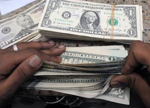 الدولار يسجل خسائر مقابل العملات الرئيسية
