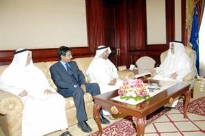 الشيخ احمد الحمود خلال لقائه دمعدي العجمي ووفد الرابطة﻿
