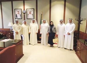 علي الراشد متوسطا وفد النقابة العامة للبنوك خلال لقائه بهم الخميس الماضي﻿