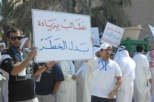 بعض من مطالب الاطفائيين وضعت في لافتات﻿