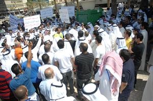 اطفائيون تواجدوا منذ الصباح الباكر امام مبنى الاطفاء لايصال رسالتهم﻿