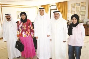 دابراهيم العبدالهادي مع عدد من موظفي المختبرات
