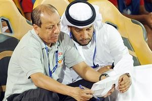 مدير المنتخب الاماراتي يوسف الظاهري مع اداريي الوفد
