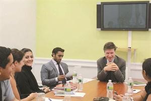 مدير معهد الارض في جامعة كولومبيا وحديث مع ضاري الوزان وعدد من اعضاء الوفد المشارك﻿