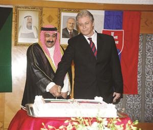 وليد الخبيزي والسفير السلوفاكي يقطعان كيكة الاحتفال﻿