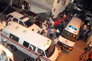 سيارات الاسعاف والامن تحيط بمنزل العائلة