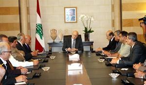 رئيس الحكومة نجيب ميقاتي خلال استقباله الوزيرين مروان شربل وغازي العريضي في السرايا الحكومي امس	محمود الطويل﻿